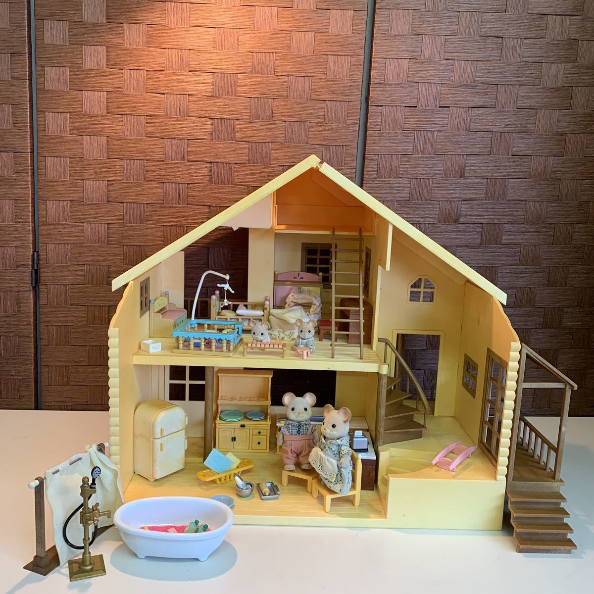 赤い屋根の大きなお家 シルバニアファミリー エポック社 シルバニア -屋根裏はひみつのお部屋- | お家 : エポック社初期 赤い屋根の大きな ハー21 レア 赤い シルバニアファミリー」35周年！ │ エポック社|赤い屋根の大きなお家|ハードオフ公式通販オフモール