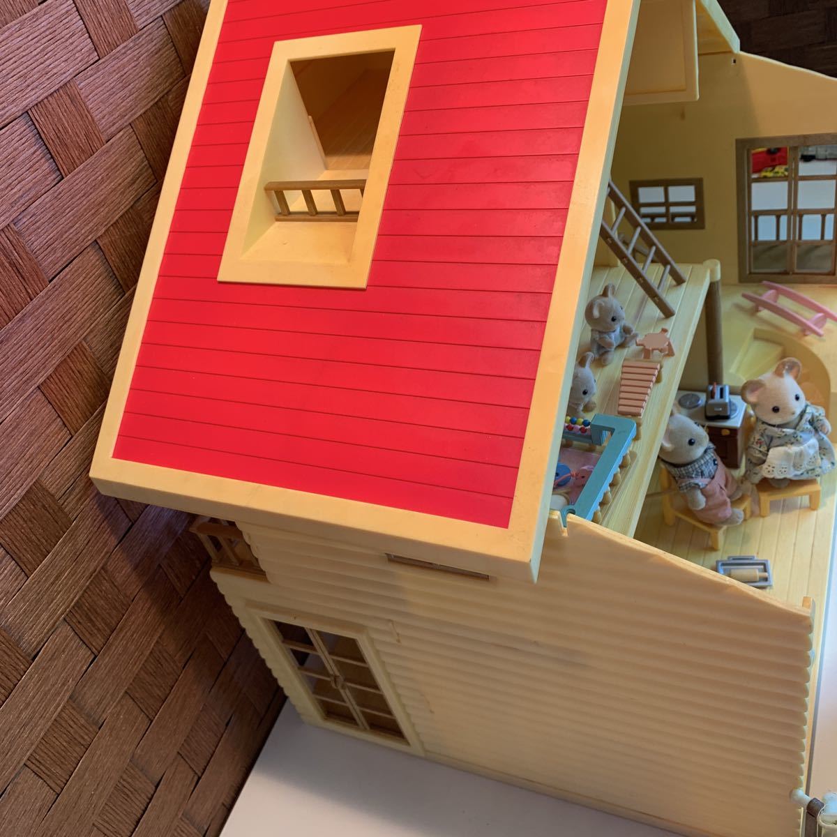 赤い屋根の大きなお家 シルバニアファミリー エポック社 シルバニア -屋根裏はひみつのお部屋- | お家 : エポック社初期 赤い屋根の大きな ハー21 レア 赤い シルバニアファミリー」35周年！ │ エポック社|赤い屋根の大きなお家|ハードオフ公式通販オフモール