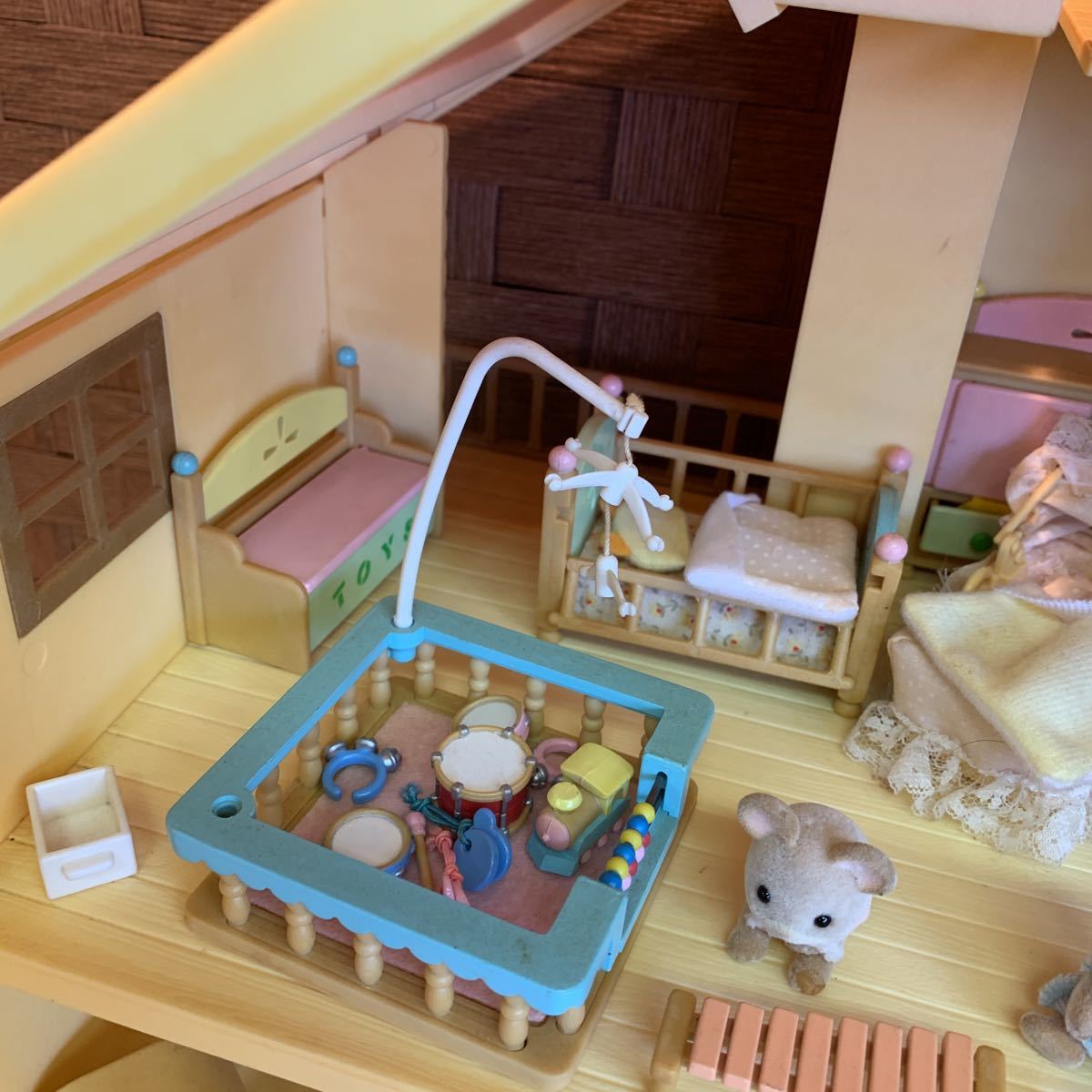 赤い屋根の大きなお家 シルバニアファミリー エポック社 シルバニア -屋根裏はひみつのお部屋- | お家 : エポック社初期 赤い屋根の大きな ハー21 レア 赤い シルバニアファミリー」35周年！ │ エポック社|赤い屋根の大きなお家|ハードオフ公式通販オフモール