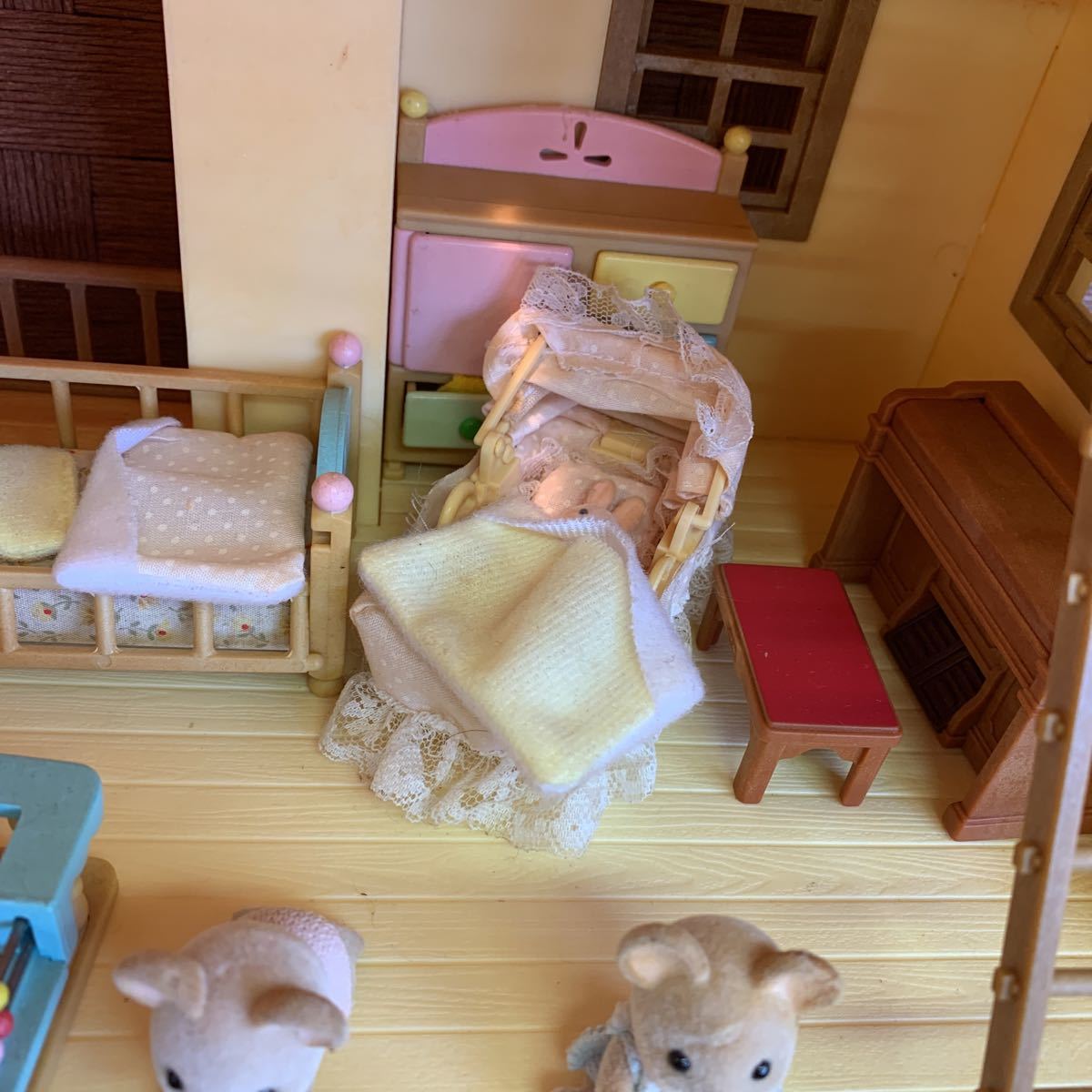 赤い屋根の大きなお家 シルバニアファミリー エポック社 シルバニア -屋根裏はひみつのお部屋- | お家 : エポック社初期 赤い屋根の大きな ハー21 レア 赤い シルバニアファミリー」35周年！ │ エポック社|赤い屋根の大きなお家|ハードオフ公式通販オフモール