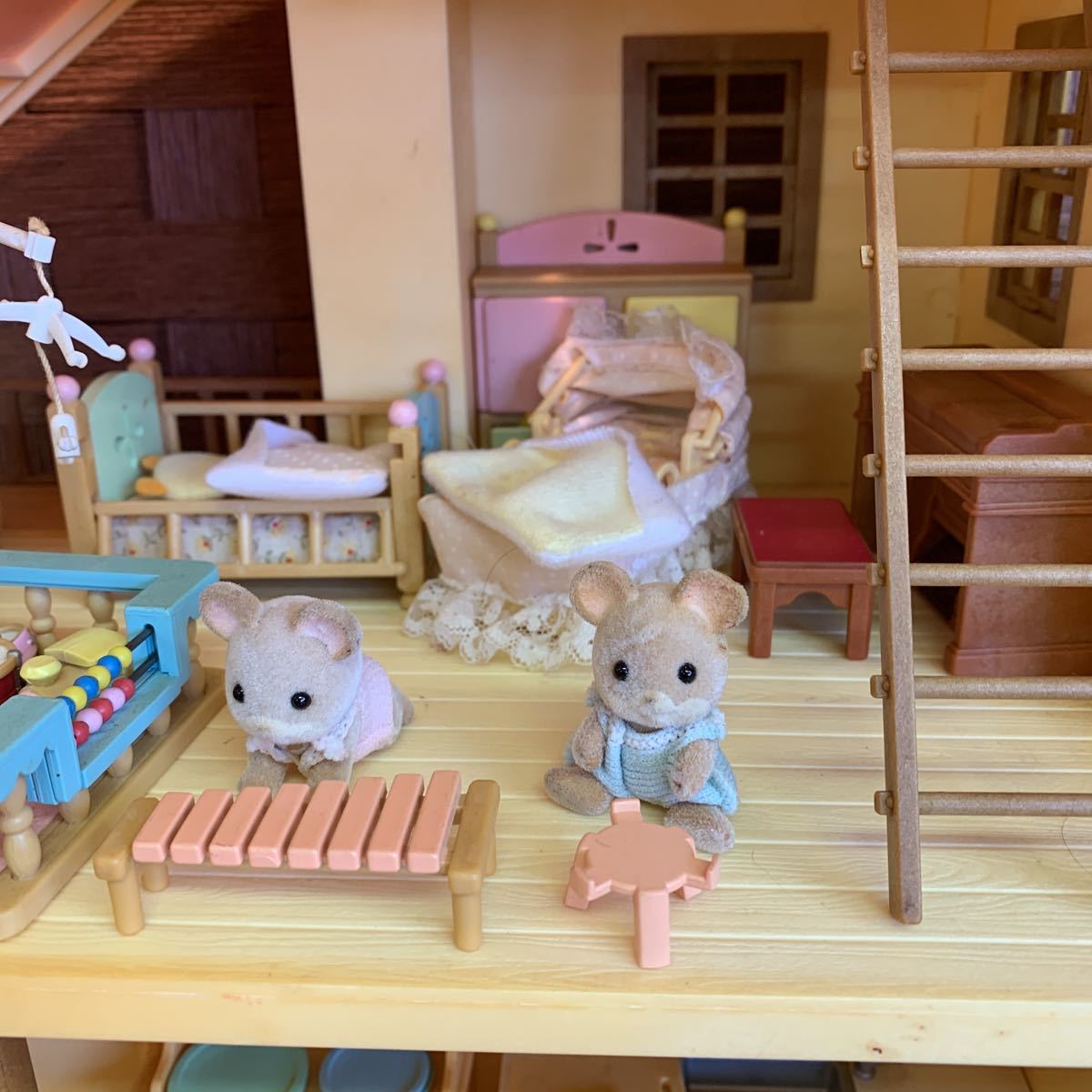 赤い屋根の大きなお家 シルバニアファミリー エポック社 シルバニア -屋根裏はひみつのお部屋- | お家 : エポック社初期 赤い屋根の大きな ハー21 レア 赤い シルバニアファミリー」35周年！ │ エポック社|赤い屋根の大きなお家|ハードオフ公式通販オフモール