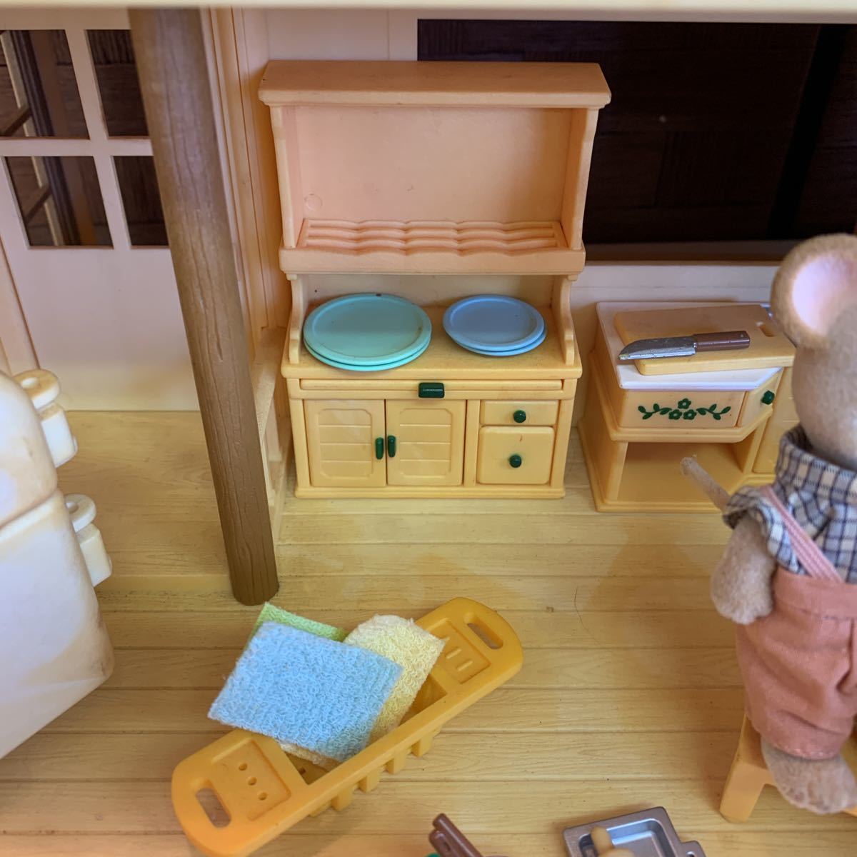 赤い屋根の大きなお家 シルバニアファミリー エポック社 シルバニア -屋根裏はひみつのお部屋- | お家 : エポック社初期 赤い屋根の大きな ハー21 レア 赤い シルバニアファミリー」35周年！ │ エポック社|赤い屋根の大きなお家|ハードオフ公式通販オフモール