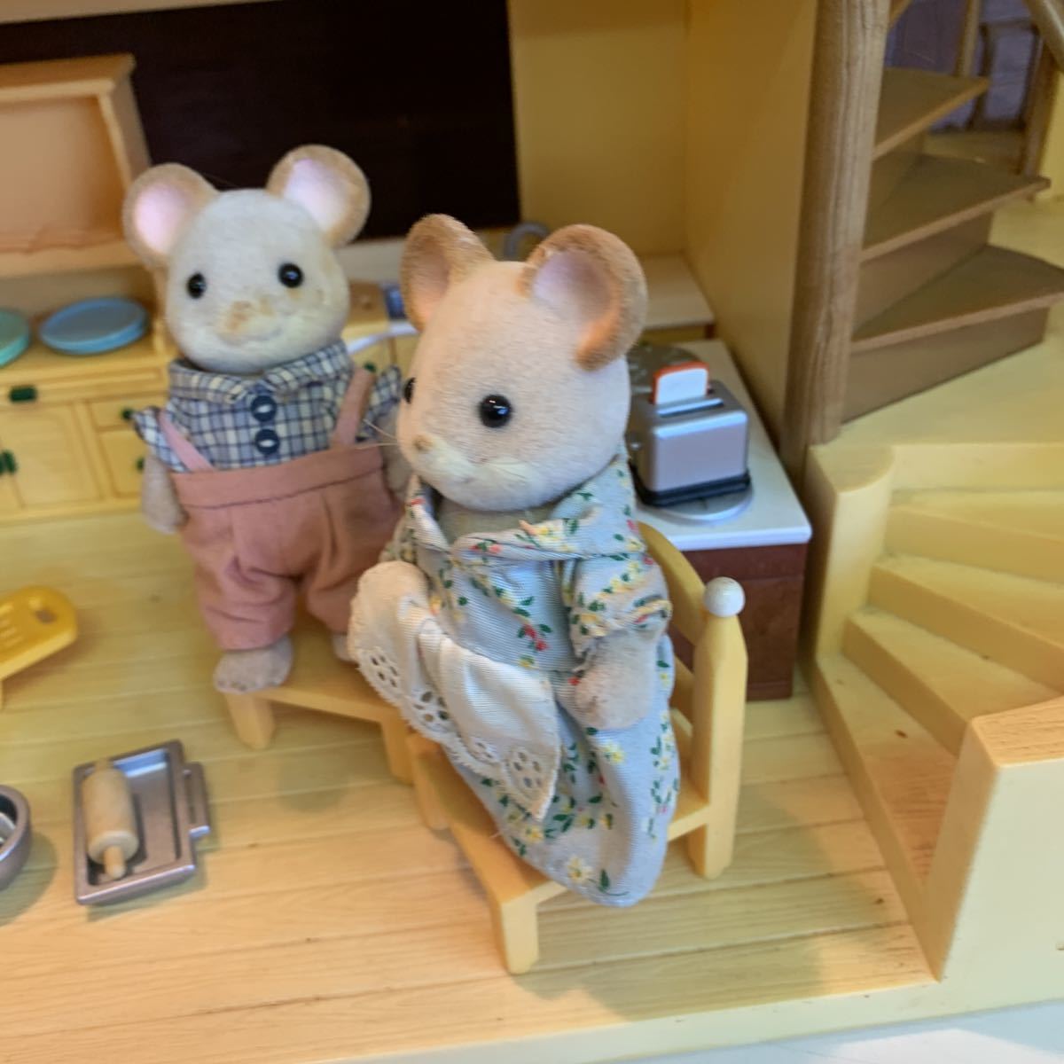 赤い屋根の大きなお家 シルバニアファミリー エポック社 シルバニア -屋根裏はひみつのお部屋- | お家 : エポック社初期 赤い屋根の大きな ハー21 レア 赤い シルバニアファミリー」35周年！ │ エポック社|赤い屋根の大きなお家|ハードオフ公式通販オフモール