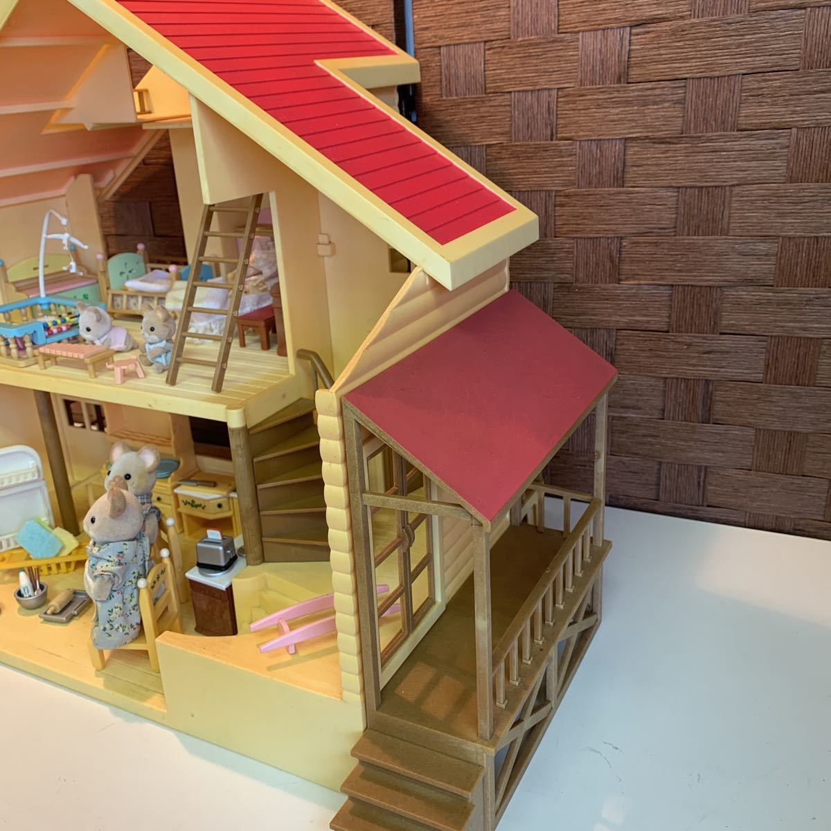 赤い屋根の大きなお家 シルバニアファミリー エポック社 シルバニア -屋根裏はひみつのお部屋- | お家 : エポック社初期 赤い屋根の大きな ハー21 レア 赤い シルバニアファミリー」35周年！ │ エポック社|赤い屋根の大きなお家|ハードオフ公式通販オフモール