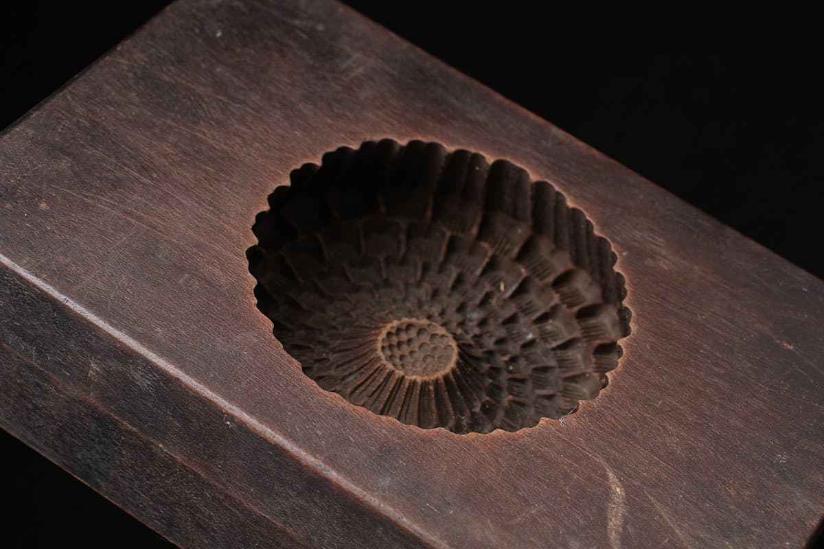 HS894 時代物 昭和レトロ 木製 和菓子型「丸菊/菊花」幅18cm 重640g