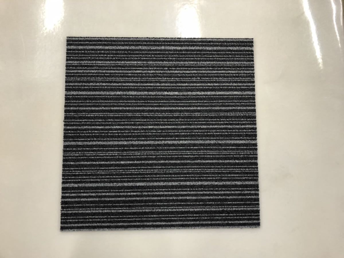 新品.未使用の高級なタイルカーペット　　　　　　　　(日本製) 50×50 100枚　黒とグレーストライプ　　　D9-4