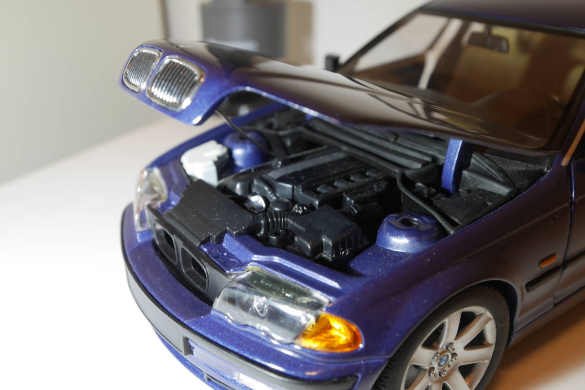 BMW 3シリーズ E46 328i 1999年モデル　1/18スケール　UTモデルズ BMW 0 328i | (E46),1999 3シリーズツーリング（BMW）1999年10月〜2005年10月販売終了モデルの
