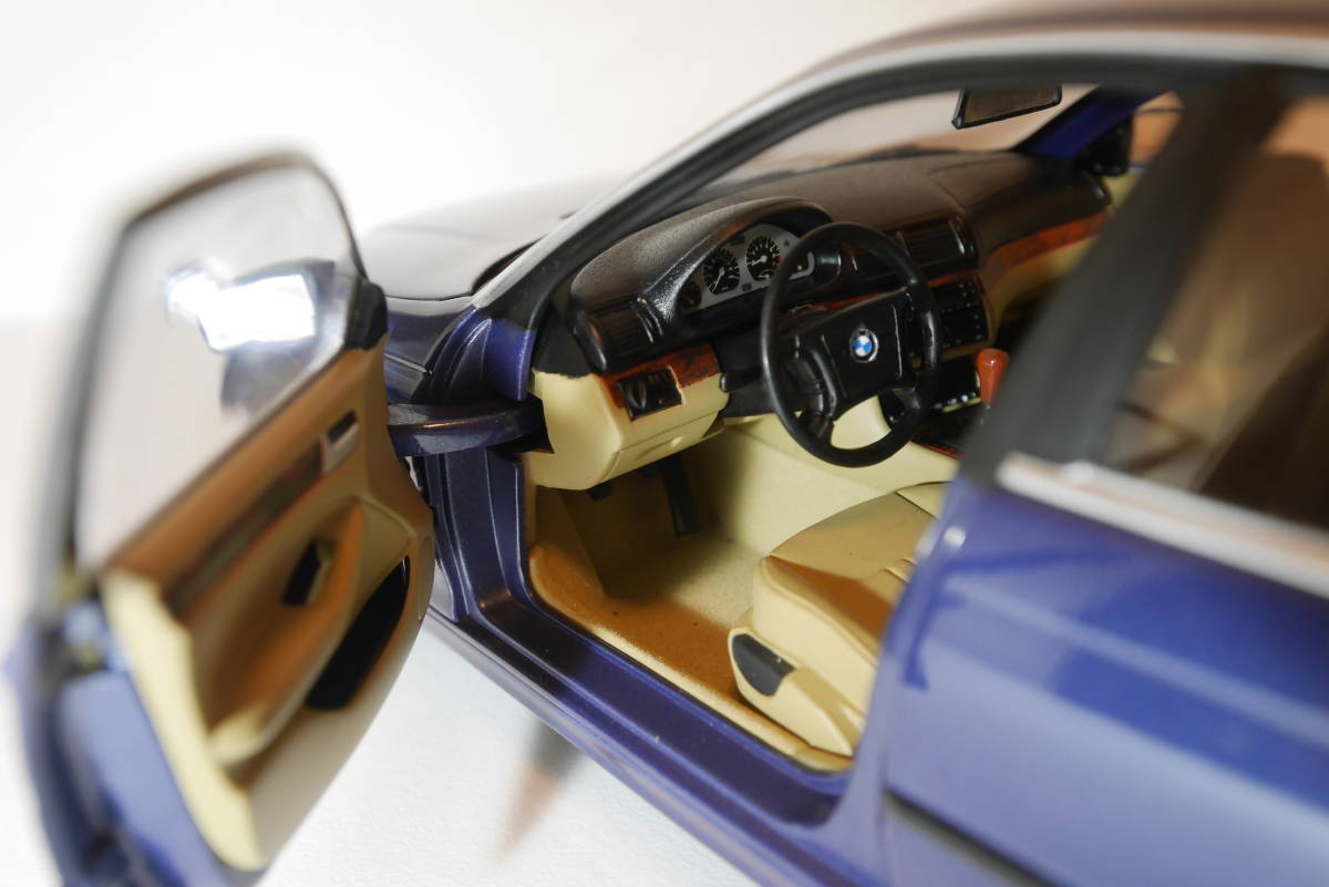 BMW 3シリーズ E46 328i 1999年モデル　1/18スケール　UTモデルズ BMW 0 328i | (E46),1999 3シリーズツーリング（BMW）1999年10月〜2005年10月販売終了モデルの