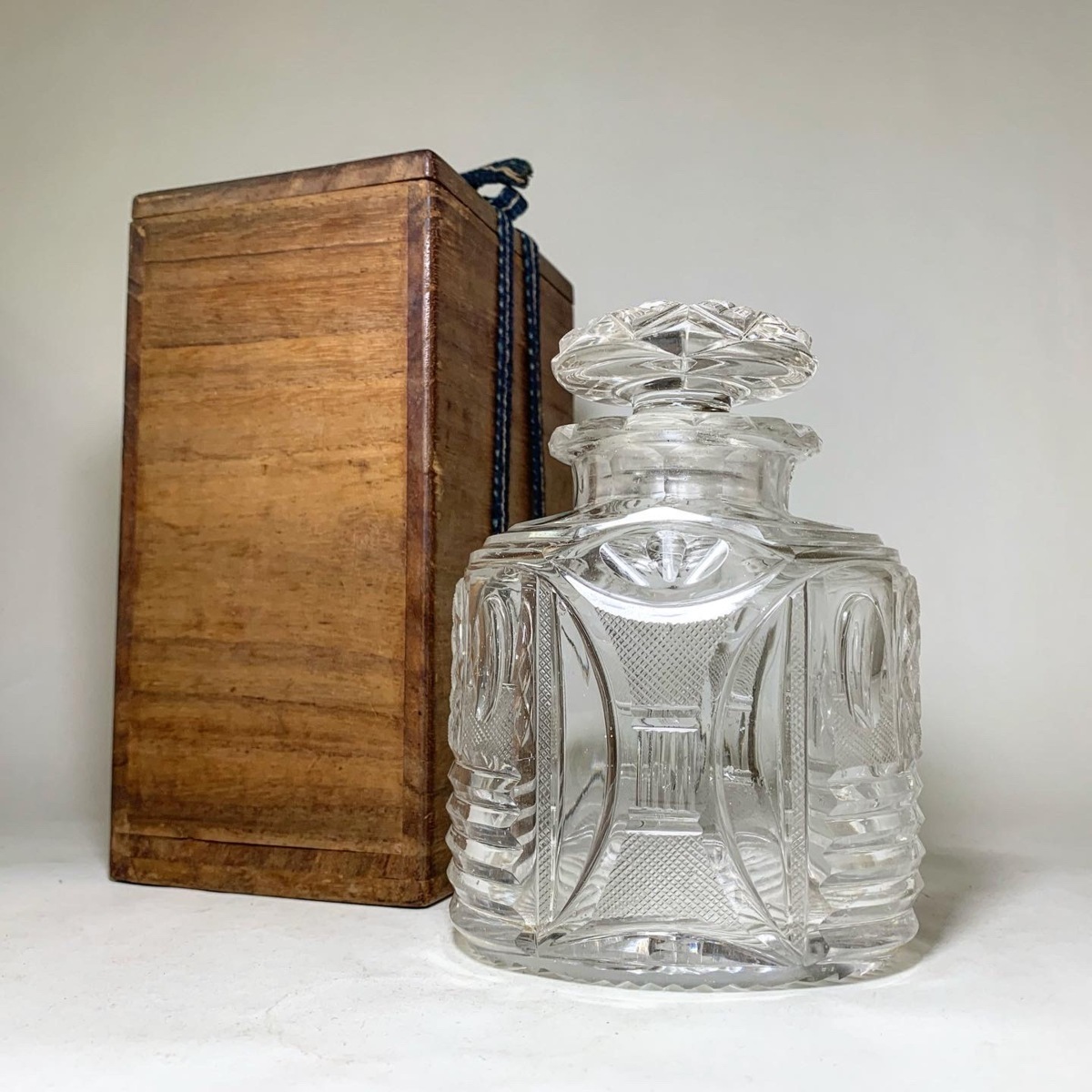 【YienThot】切子ガラス デキャンタ カットガラス ガラス栓付 25 YienThot】切子ガラス デキャンタ カットガラス ガラス栓付 25 カット