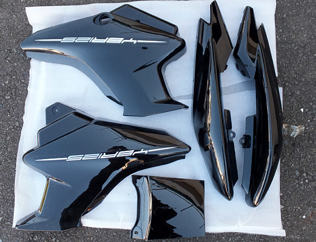 YBR125 サイドカバー、テールカウルなど(黒)◆小キズあり
