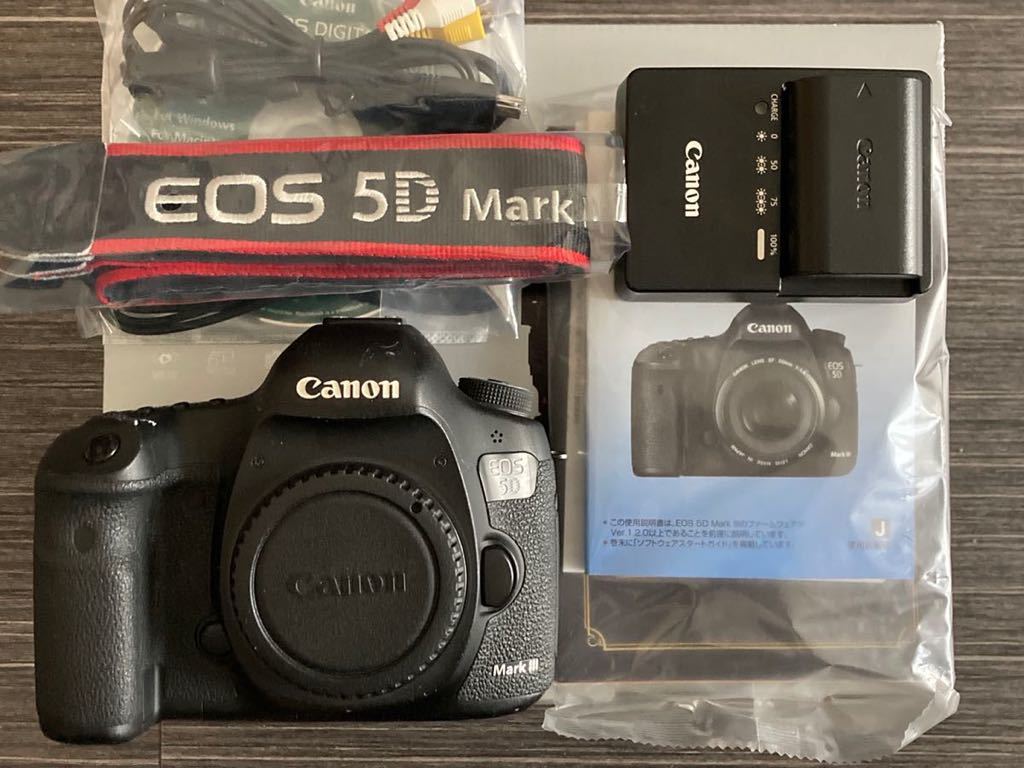 Canon EOS 5D Mark III ボディ、付属品一式 ワンオーナー Canon EOS 5D Mark III 3 ボディ 付属品完備 キヤノン 完動品