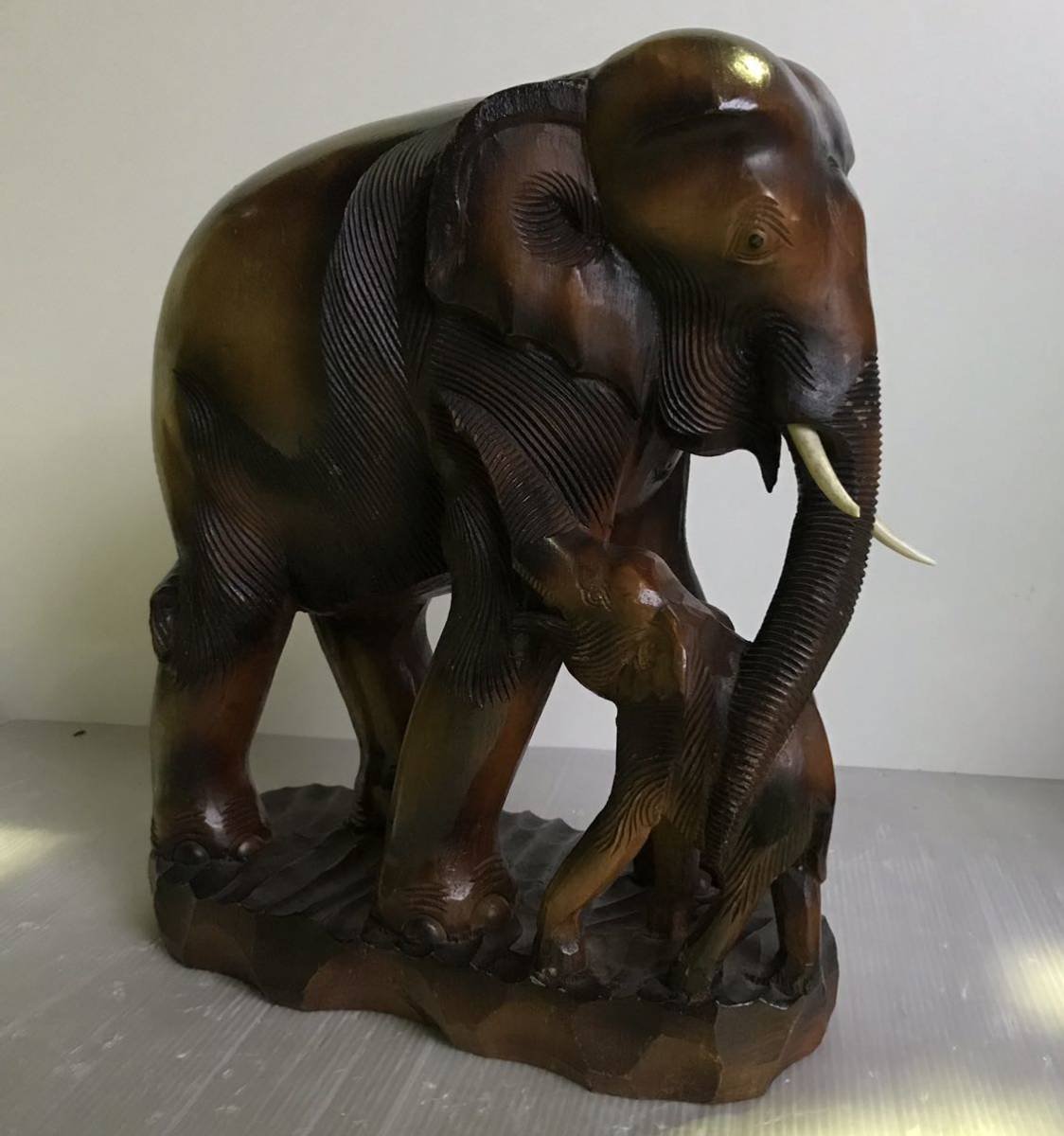 格安スタート 木彫 象置物 高さ約36cm 重さ約5 1キロ 木製 インテリア 牙の部分のみ木製 はありません アジアン その他 売買されたオークション情報 Yahooの商品情報をアーカイブ公開 オークファン Aucfan Com
