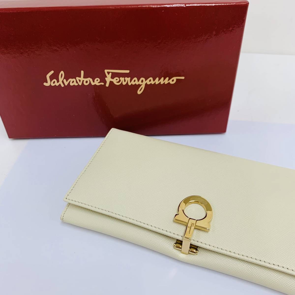 美品】箱付 Salvatore Ferragamo ガンチーニ ホワイト 長財布 