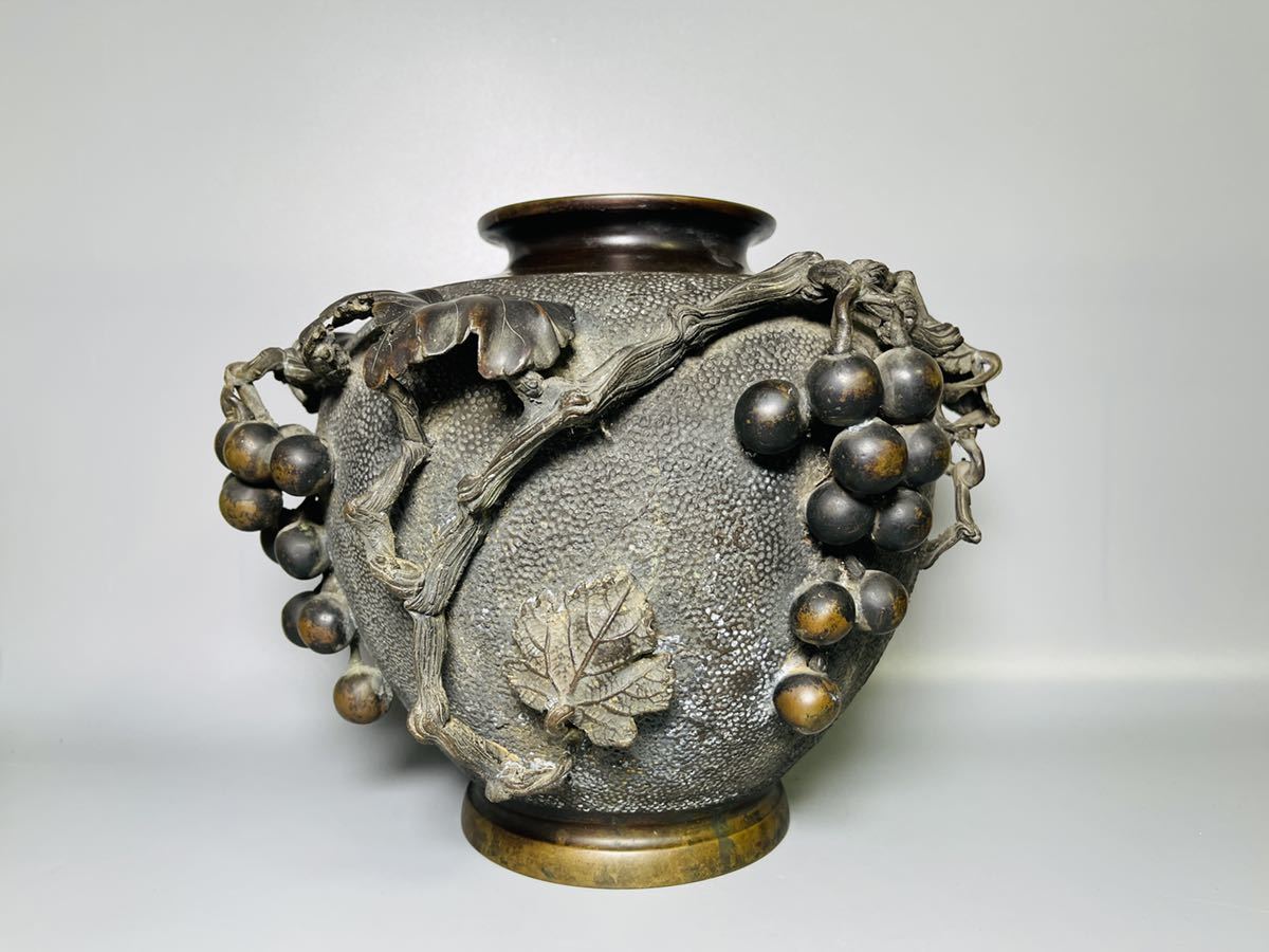 佳香】赤堀信平 銅製葡萄浮彫花瓶 本物保証