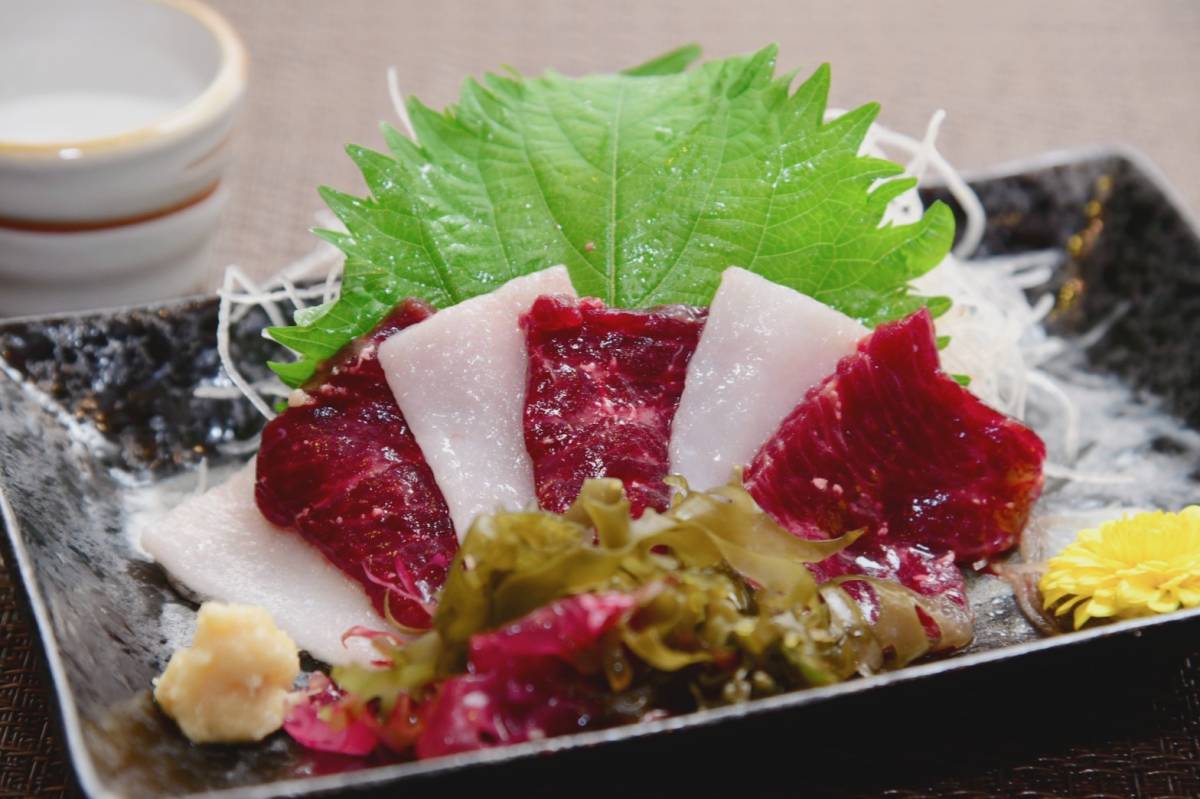 クジラ専門店 くじらの紅白造りセット 鯨の赤肉イワシ1kgと本皮ナガス500gのセット 鯨肉 ブランド和歌山県太地町から発送 情怜丸 Goldenfield Dz Com
