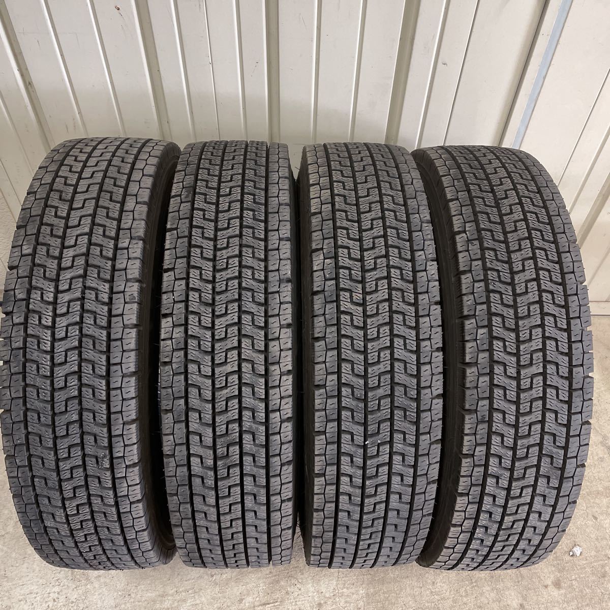 YOKOHAMA ZEN903ZW スタッドレス | 17.5インチ 903ZW ZEN 215&frasl;70R17.5 - 123&frasl;121J ライトトラック用 ヨコハマタイヤ ヨコハマ 中古 スタッドレスタイヤ 904（ブランドヨコハマ）（スタッドレスタイヤ｜タイヤ
