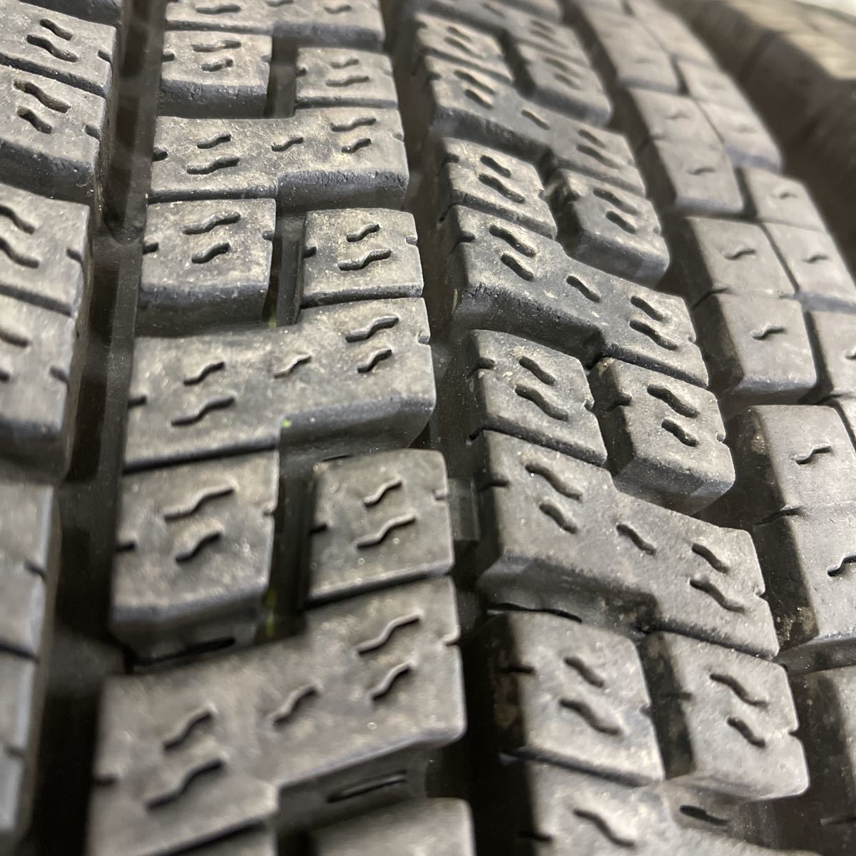 YOKOHAMA ZEN903ZW スタッドレス | 17.5インチ 903ZW ZEN 215&frasl;70R17.5 - 123&frasl;121J ライトトラック用 ヨコハマタイヤ ヨコハマ 中古 スタッドレスタイヤ 904（ブランドヨコハマ）（スタッドレスタイヤ｜タイヤ