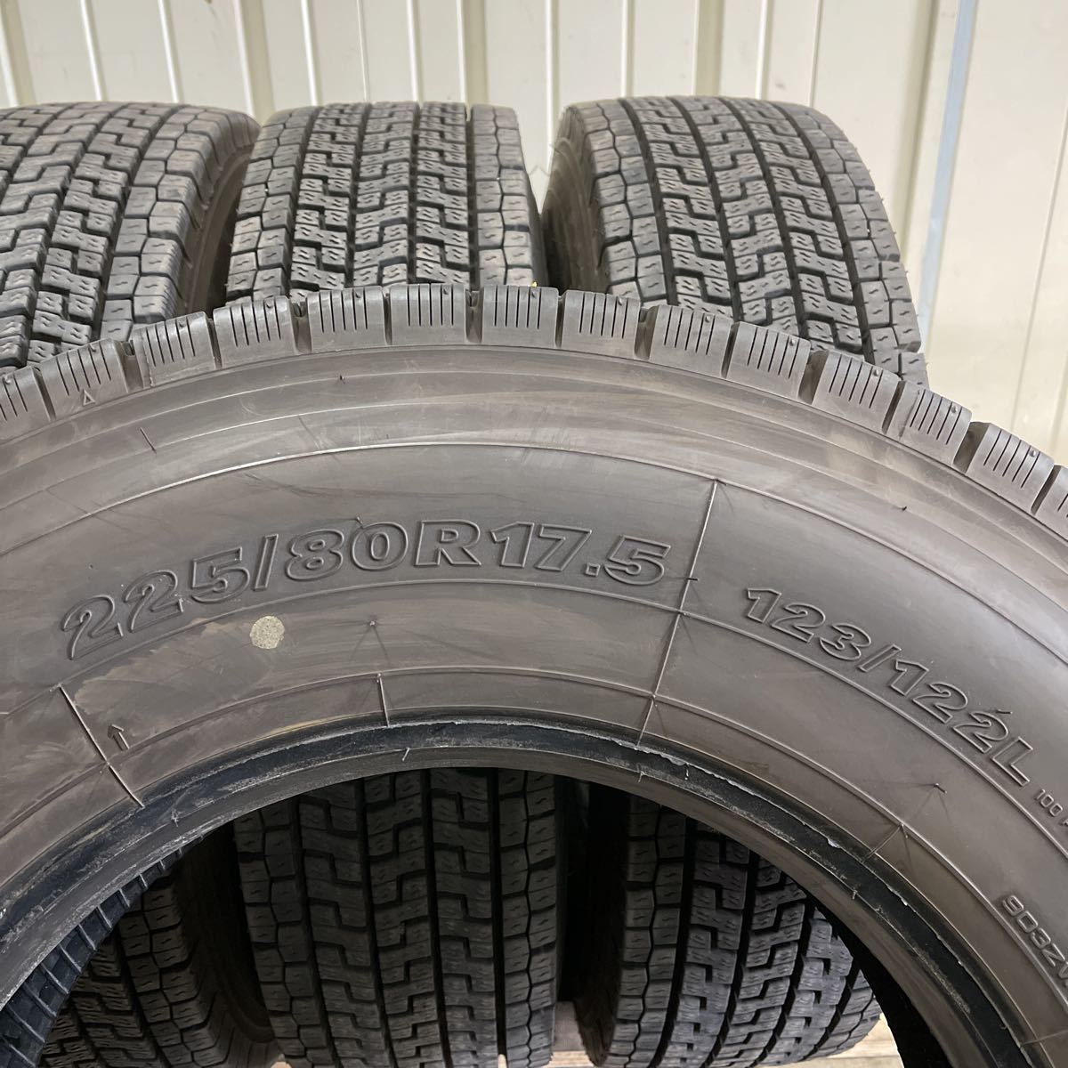 YOKOHAMA ZEN903ZW スタッドレス | 17.5インチ 903ZW ZEN 215&frasl;70R17.5 - 123&frasl;121J ライトトラック用 ヨコハマタイヤ ヨコハマ 中古 スタッドレスタイヤ 904（ブランドヨコハマ）（スタッドレスタイヤ｜タイヤ
