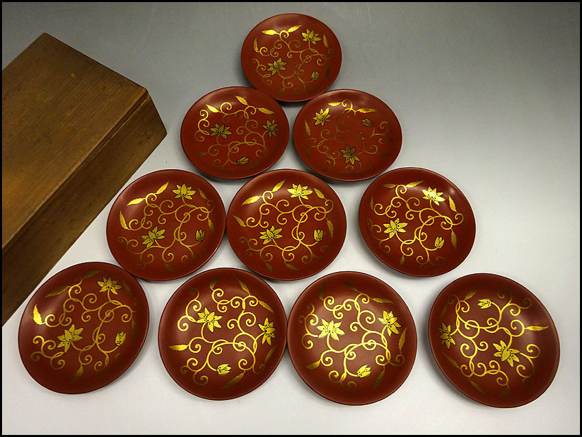 茶道　菓子器　漆器 緑屋zt□ 朱塗 蒔絵 皿 10客 蓮華紋 箱付 懐石道具 i9/1-3155/30-5#80