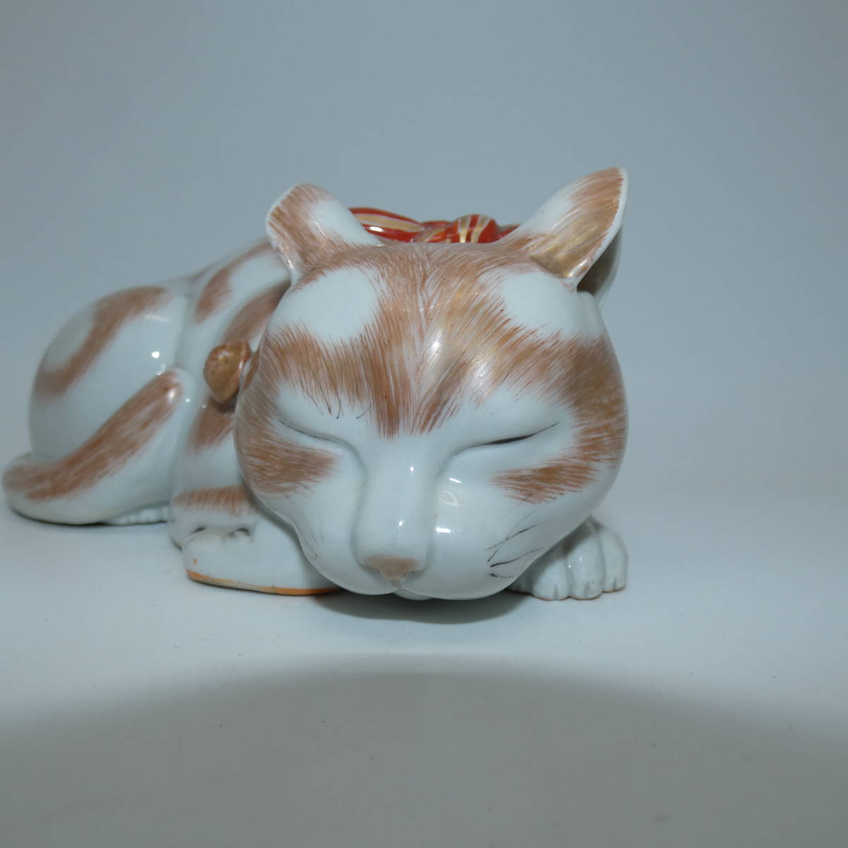 古伊万里 染錦 眠り猫 金彩色絵 猫 置物 招き猫 縁起物 24cm | ヤマダ