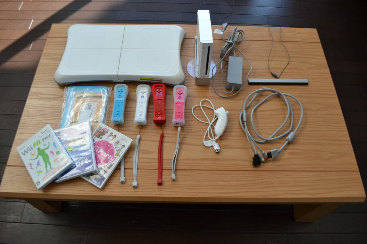 任天堂 Wii 一式 ソフト3枚 コントローラ4台 他 ケーブル有り 本体 Wii