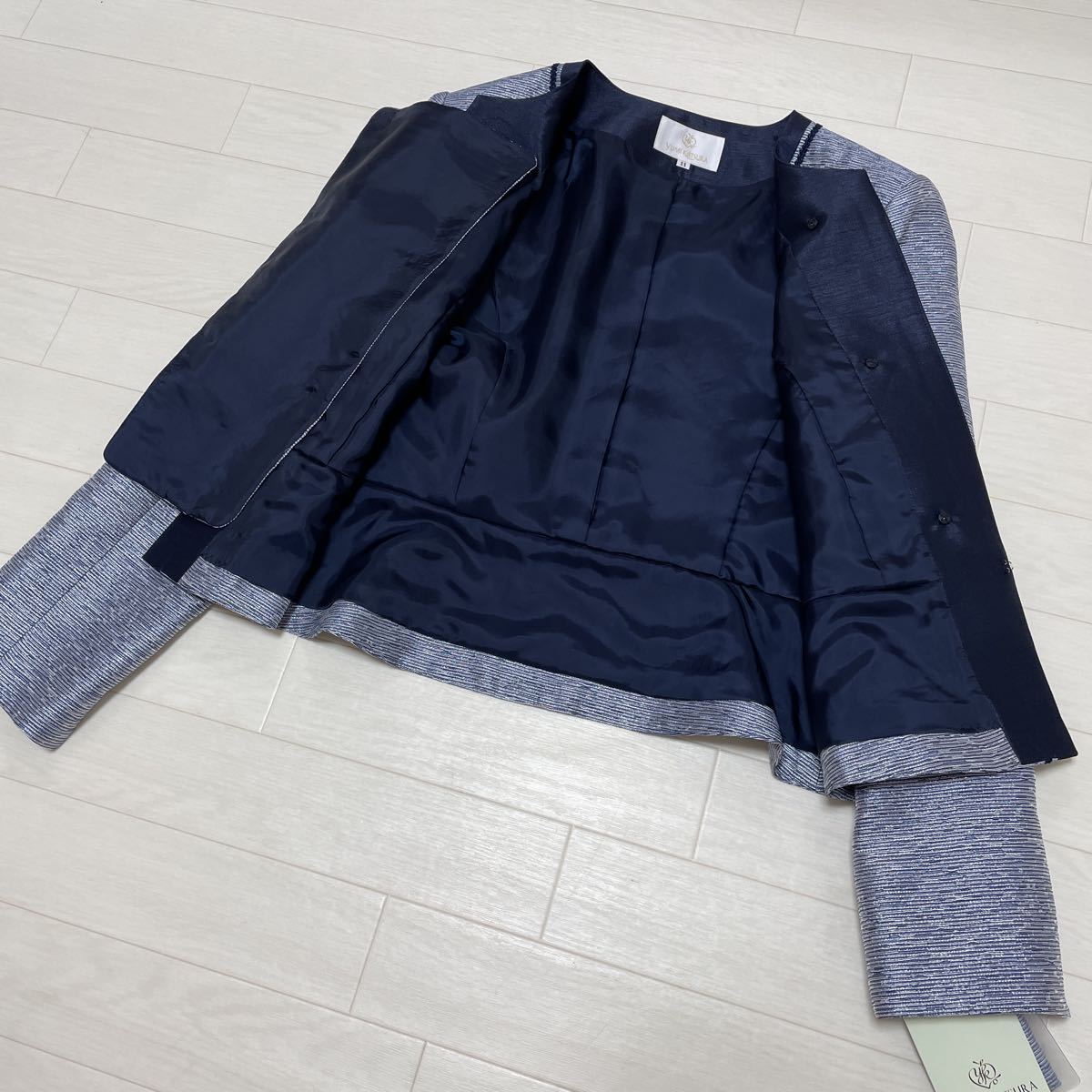 新品 桂由美 YUMI KATSURA フォーマル ノーカラージャケット 入学式 卒業式 入園式 ネイビー ラメ 日本製 サイズ11 未使用タグ付き KATSURA 桂由美 YUMI ジャケットデザイン：ノーカラー 礼服 フォーマルノーカラージャケット