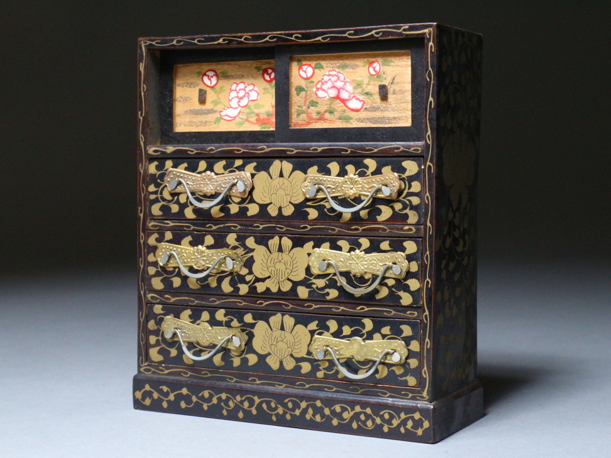 蔵出・時代物】江戸 金蒔絵 牡丹唐草 懸台 雛道具 漆器 膳揃 猫足 木箱付 蔵出・時代物】江戸 金蒔絵 牡丹唐草 懸台 雛道具 漆器 膳揃 猫足 木箱