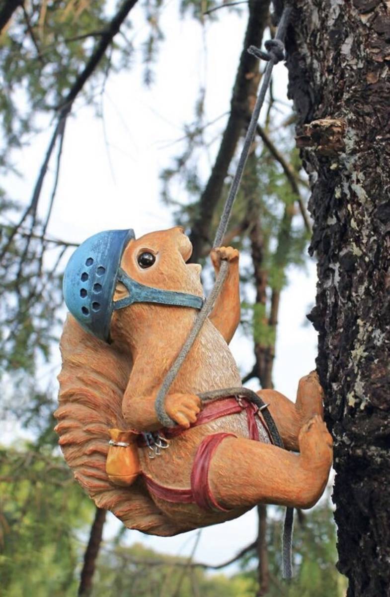 登山リス像　吊り下げぶら下げ置物雑貨アウトドア登山用品庭野生生物手描きフィギュアアニマル動物木登りリスロッククライミング【美術品】