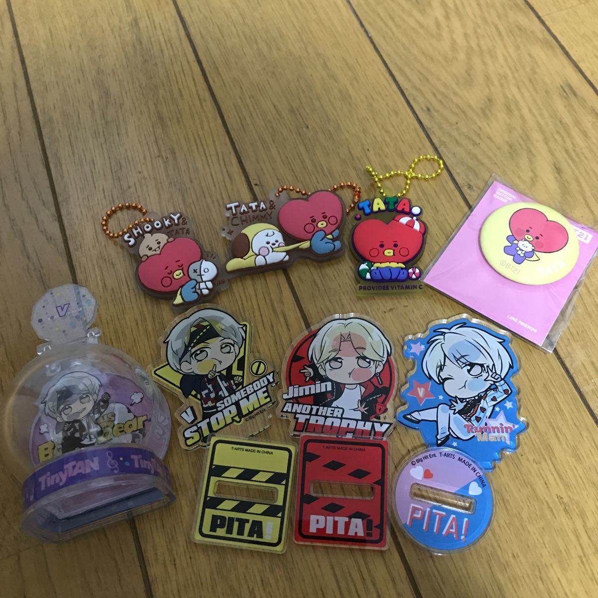 BTS V 防弾少年団 テテ 8点セットラバーストラップ 缶バッジ (タレント 