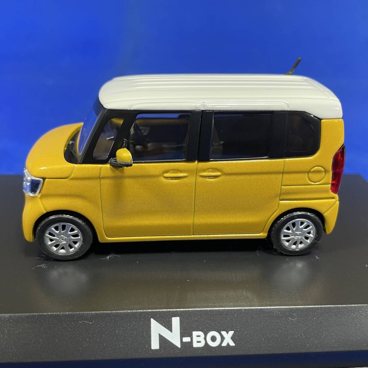 1 43 ミニカー カラーサンプル Honda ホンダ N Box プレミアムイエロー パール ツートン 乗用車 売買されたオークション情報 Yahooの商品情報をアーカイブ公開 オークファン Aucfan Com