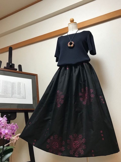 3740/リバーシブルスカート/アンティーク手織り泥大島x銘仙?/泥大島と黒地に華紋模様でスカート~♪着物リメイク~両面着れてお得です~