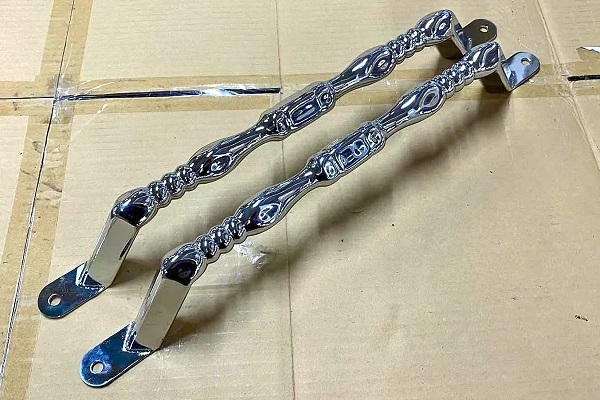 〆新品⇒日野 プロフィア テラヴィ 角絞りパイプΦ28 寝台グリップ ピッチ幅約56cm 2本セット デコトラ C-56cm