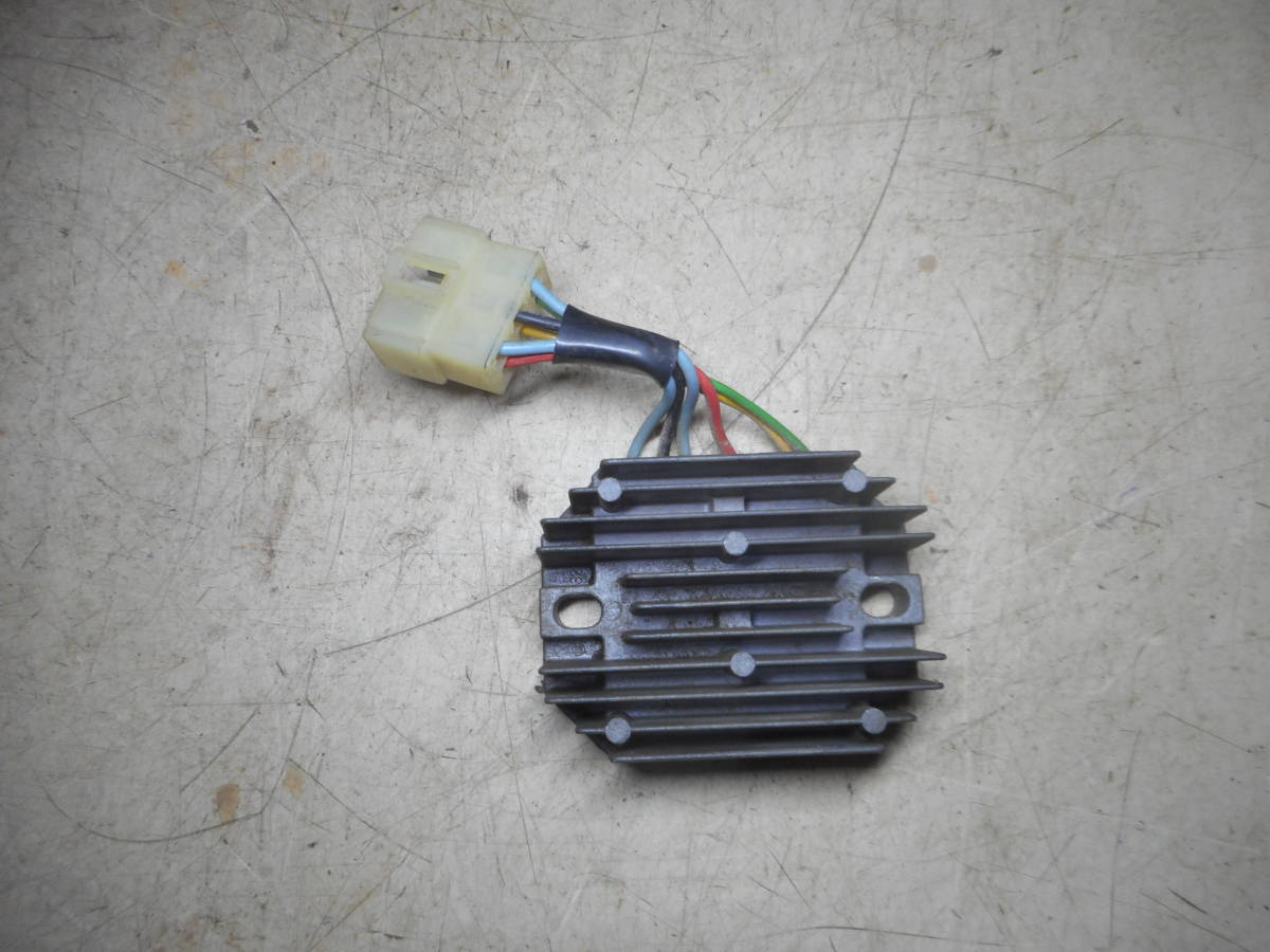 16．ボルテージレギュレータ、電装品　クボタコンバインAR317 　エンジン型式D782　 中古