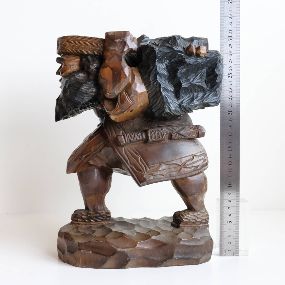 アイヌ＝木彫り＝アイヌが熊を背負う=北海道、銘＝カムイセイクル作