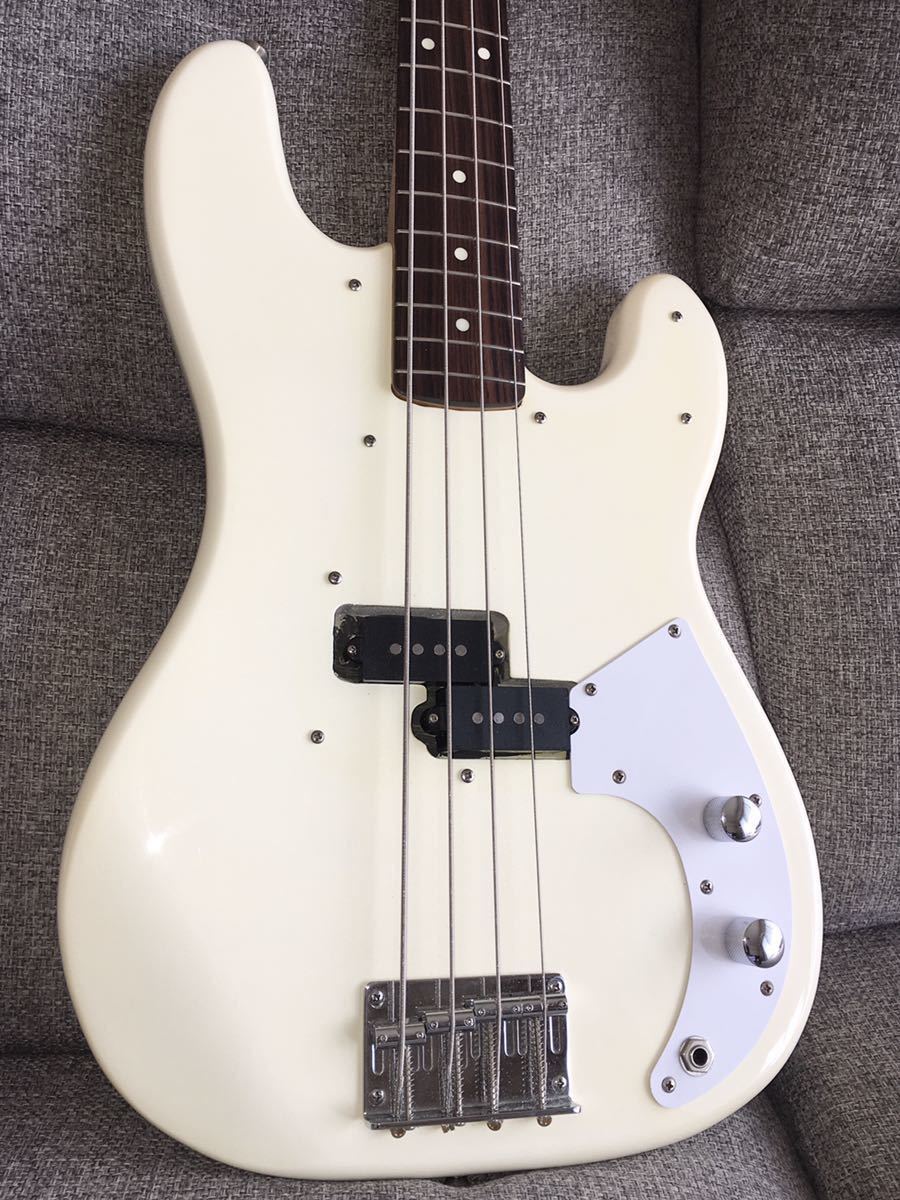 Squier by Fender⭐️スクワイヤー ホワイト へし折っ プレシジョンベース