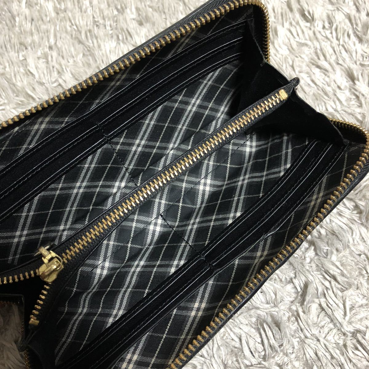 BURBERRY BLUE LABEL スタッズ付き ブラックレザー財布