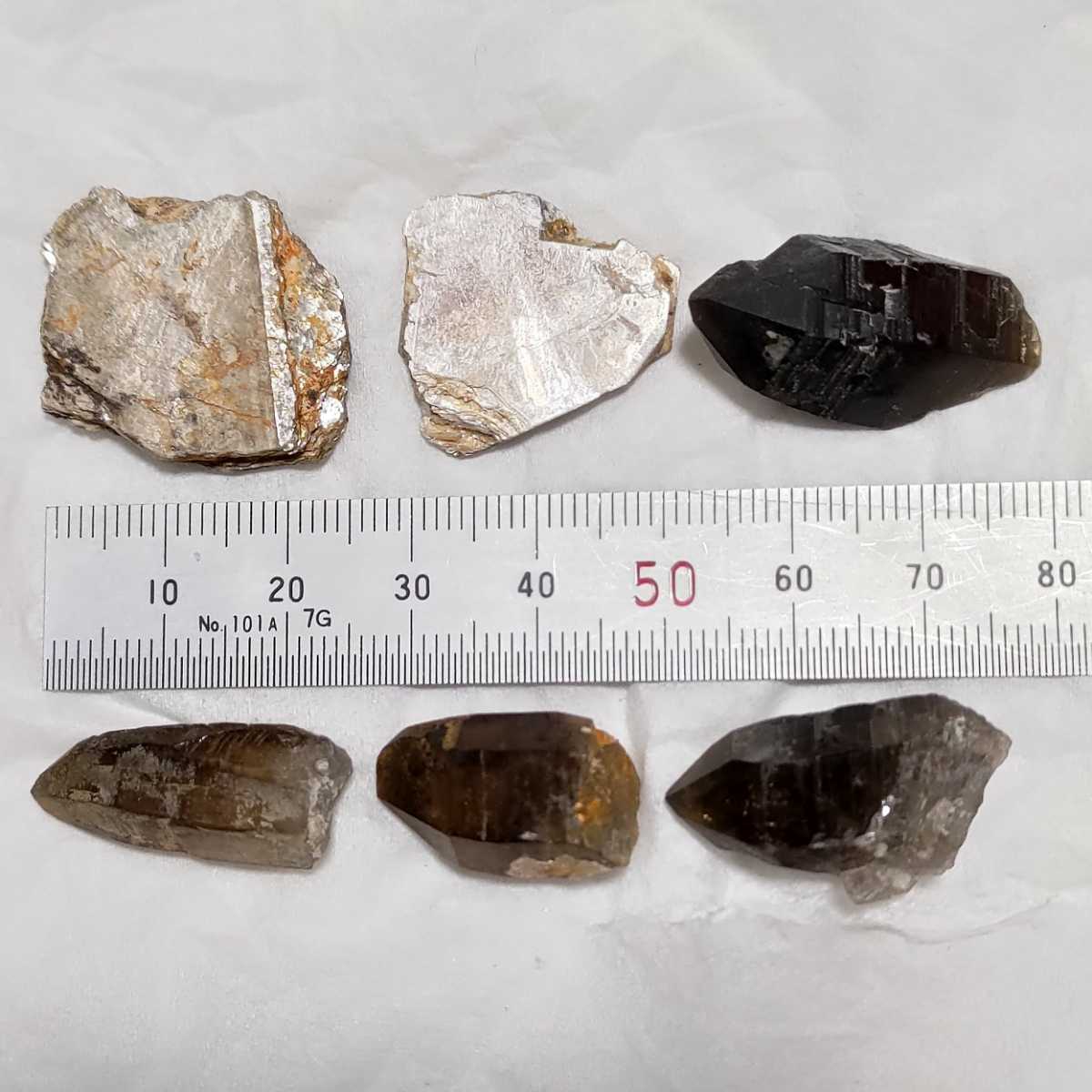 煙水晶×4個・雲母×2 国産鉱物 (滋賀県田上山 No.73)(原石)｜売買され