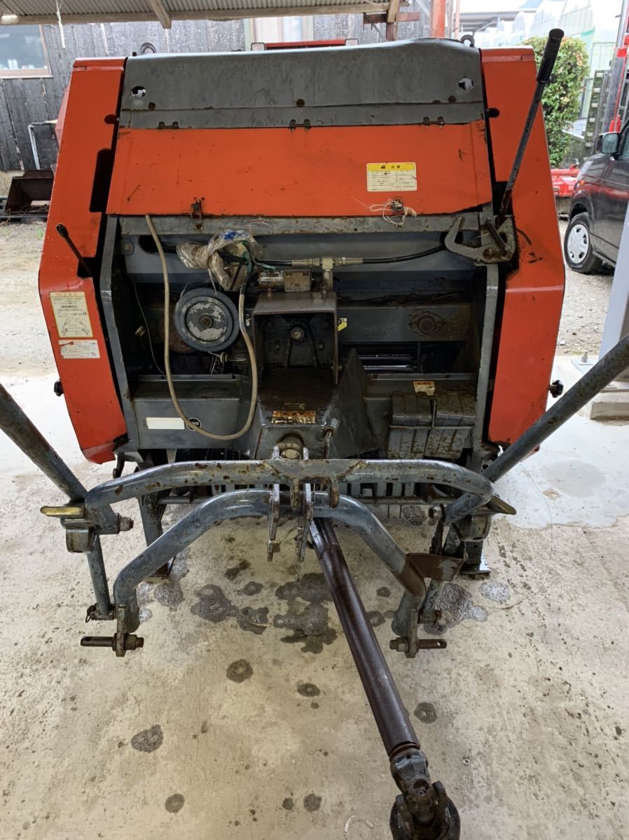 イセキトラクターとタカキタ牧草