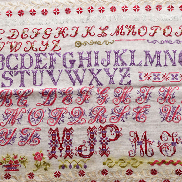 977 手刺繍 サンプラー フランス アンティーク ヴィンテージ モノグラム アルファベット 花文字 ディスプレイ リメイク コレクション 缶 売買されたオークション情報 Yahooの商品情報をアーカイブ公開 オークファン Aucfan Com