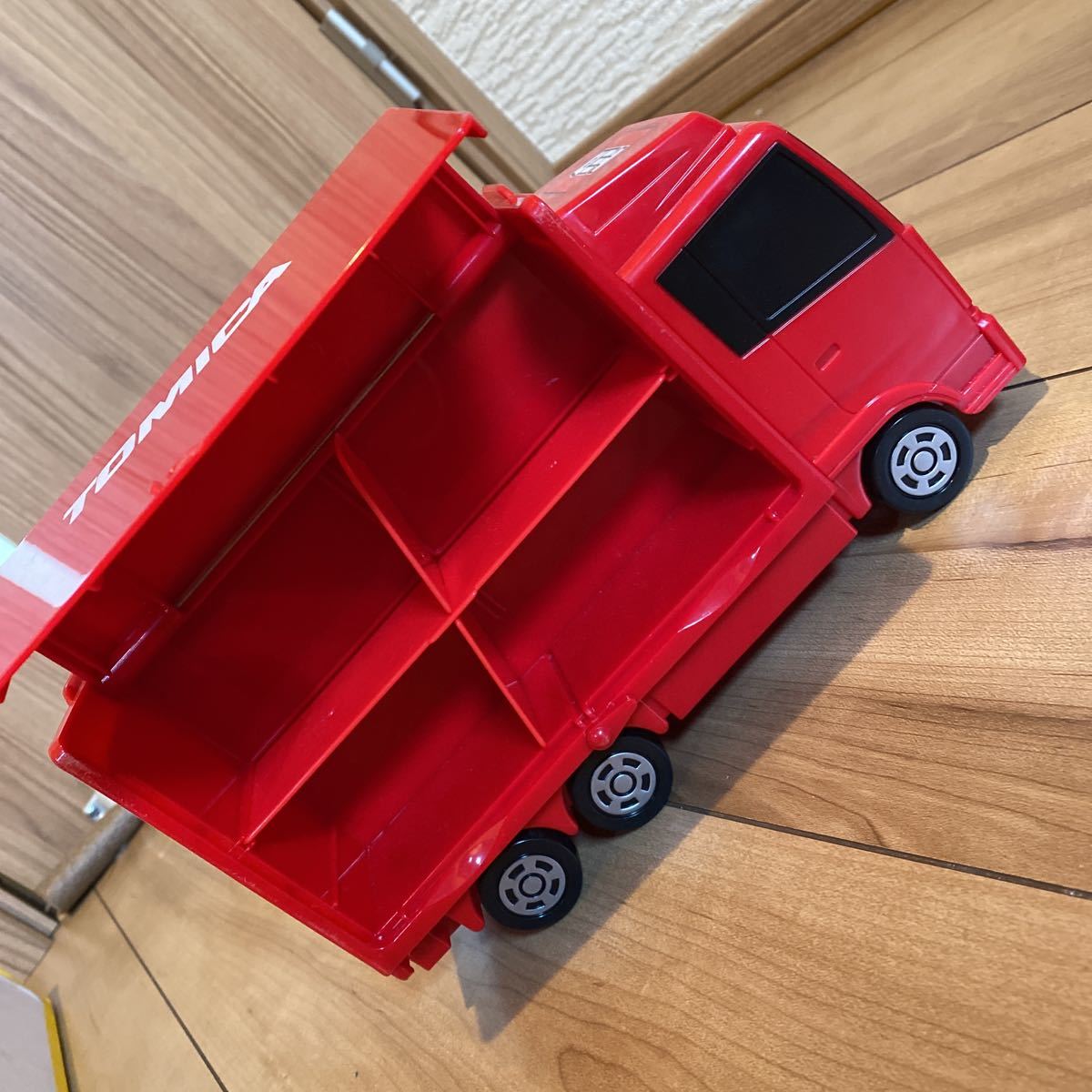 トミカ 運ぶよトラック キラピカver トミカ 収納 トラック 車 タカラトミー 商用車 公用車 売買されたオークション情報 Yahooの商品情報をアーカイブ公開 オークファン Aucfan Com