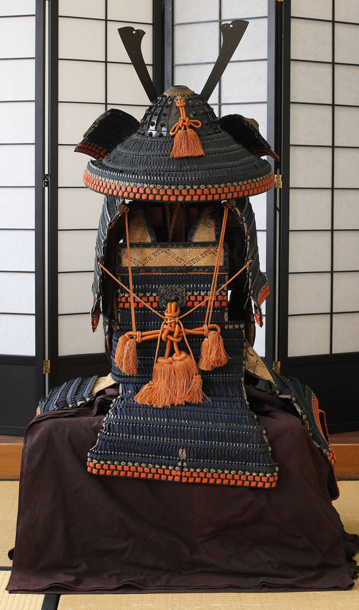 時代◇本小札紺糸威鎧 鉄黒漆十八間大円山厳星兜・江戸初期◇鉄黒漆烈
