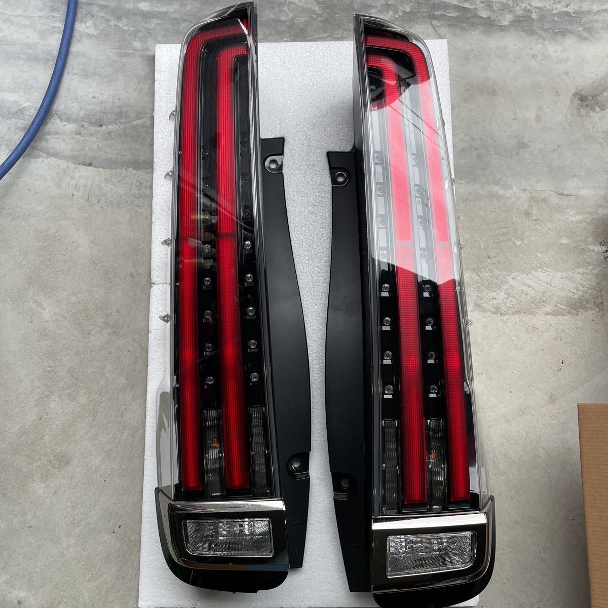後期 ノア 純正 ZRR80 KOITO 28-242 ノア⁄エスクァイア テールランプ 