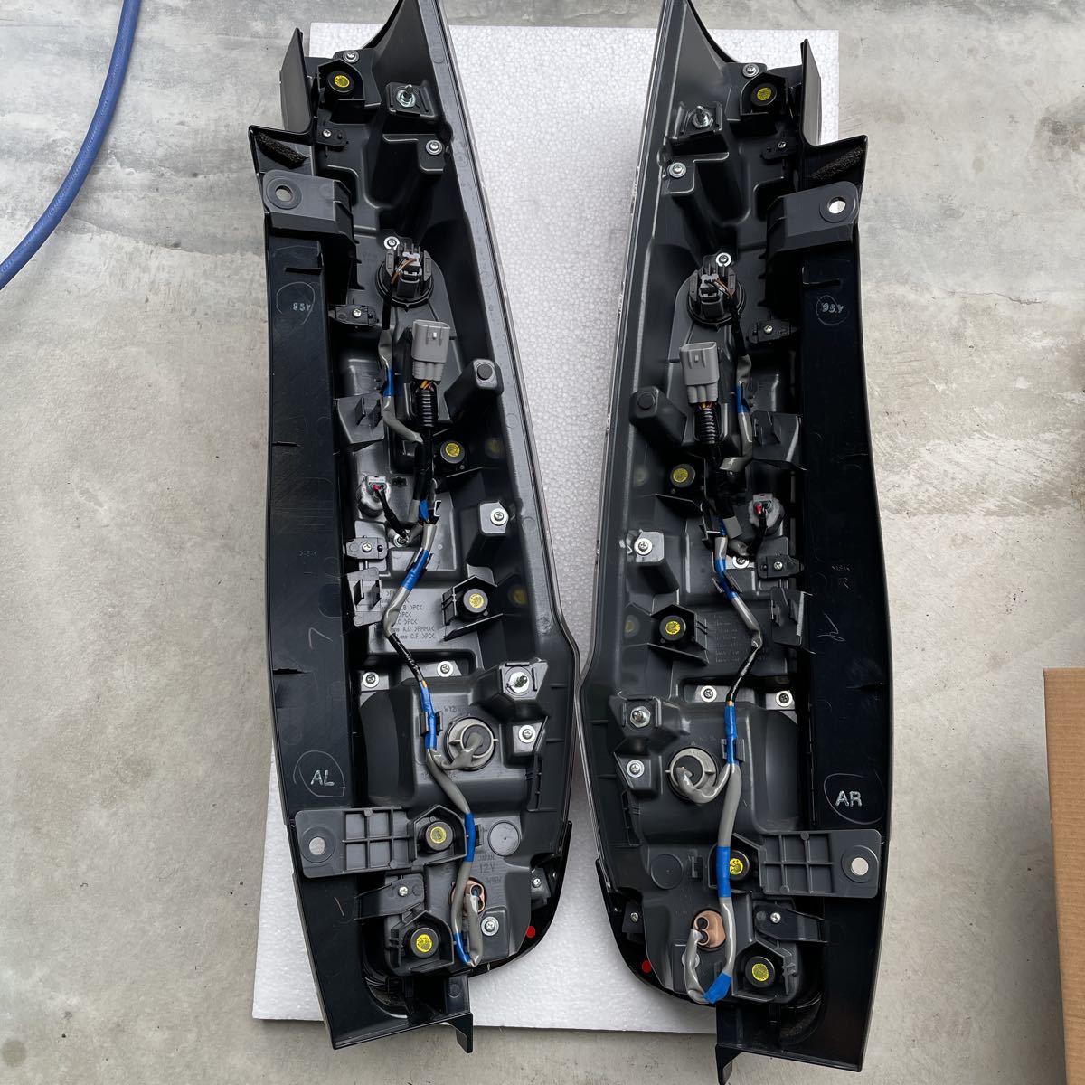 後期 ノア 純正 ZRR80 KOITO 28-242 ノア⁄エスクァイア テールランプ 