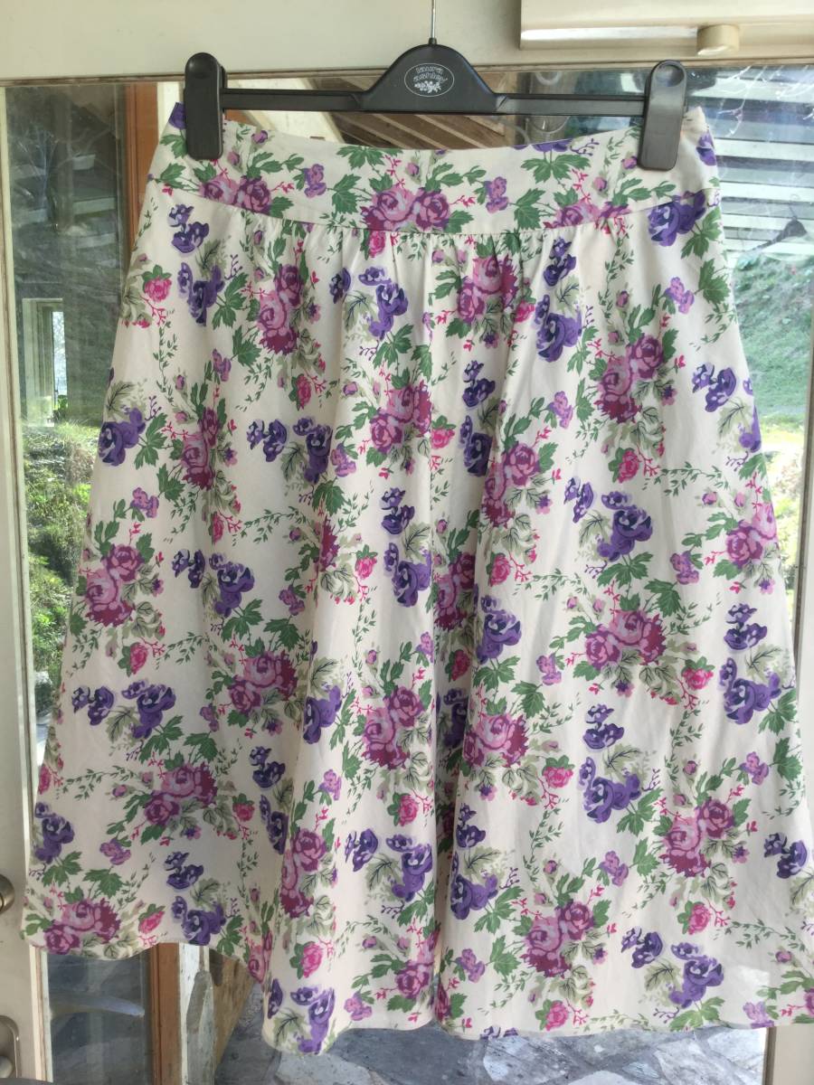 ローラアシュレイ アイボリー地薄紫グリーン花柄綿フレアスカート トップ１１号 スカート 売買されたオークション情報 Yahooの商品情報をアーカイブ公開 オークファン Aucfan Com