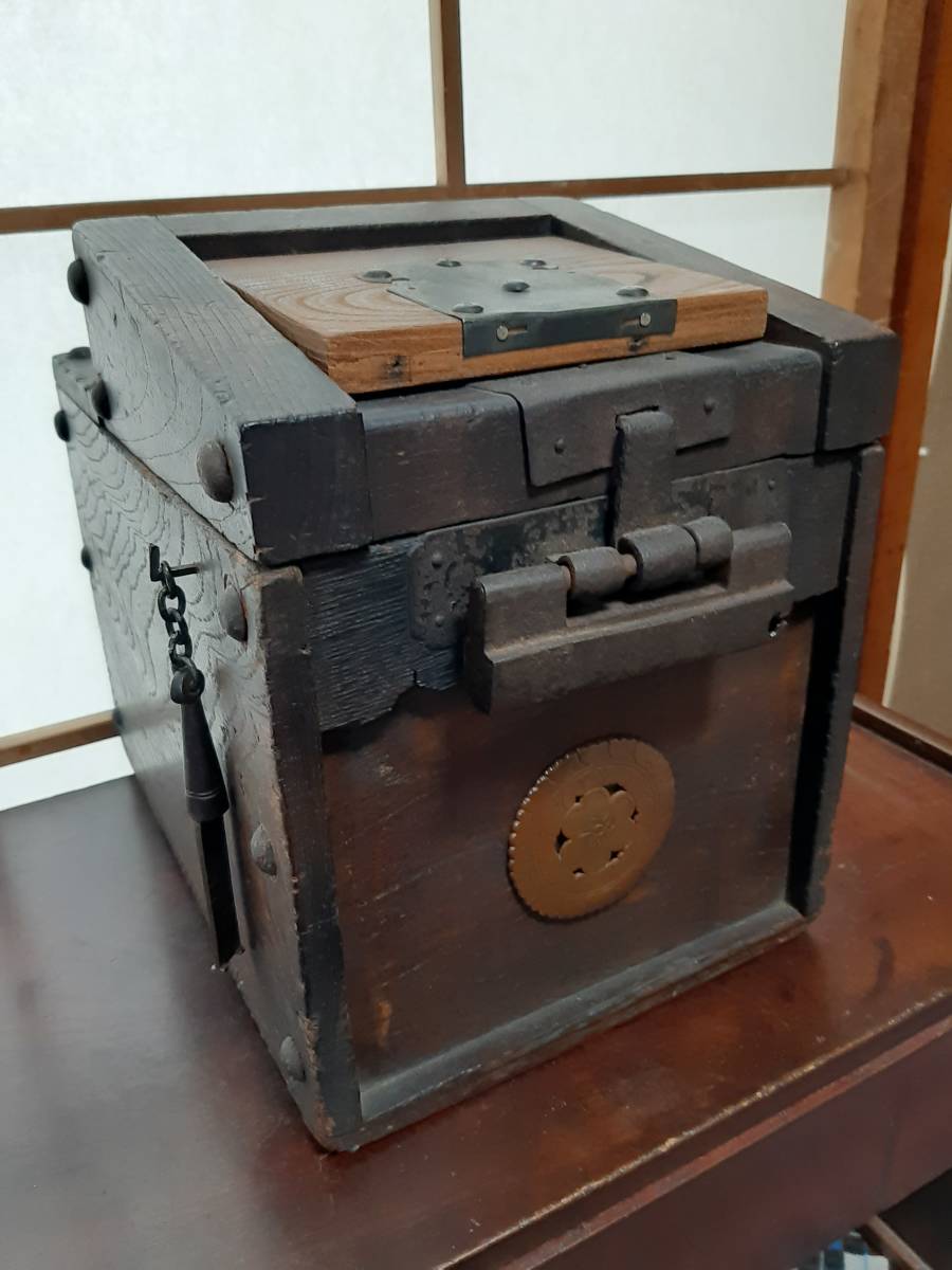 伝統的な欅収納箱 銭函鍵付き 時代物 伝統的な欅収納箱 銭函鍵付き
