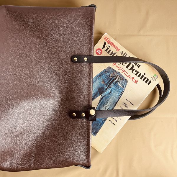 肉厚で頑強なシュリンクレザー チョコブラウン肩掛けファスナートート  