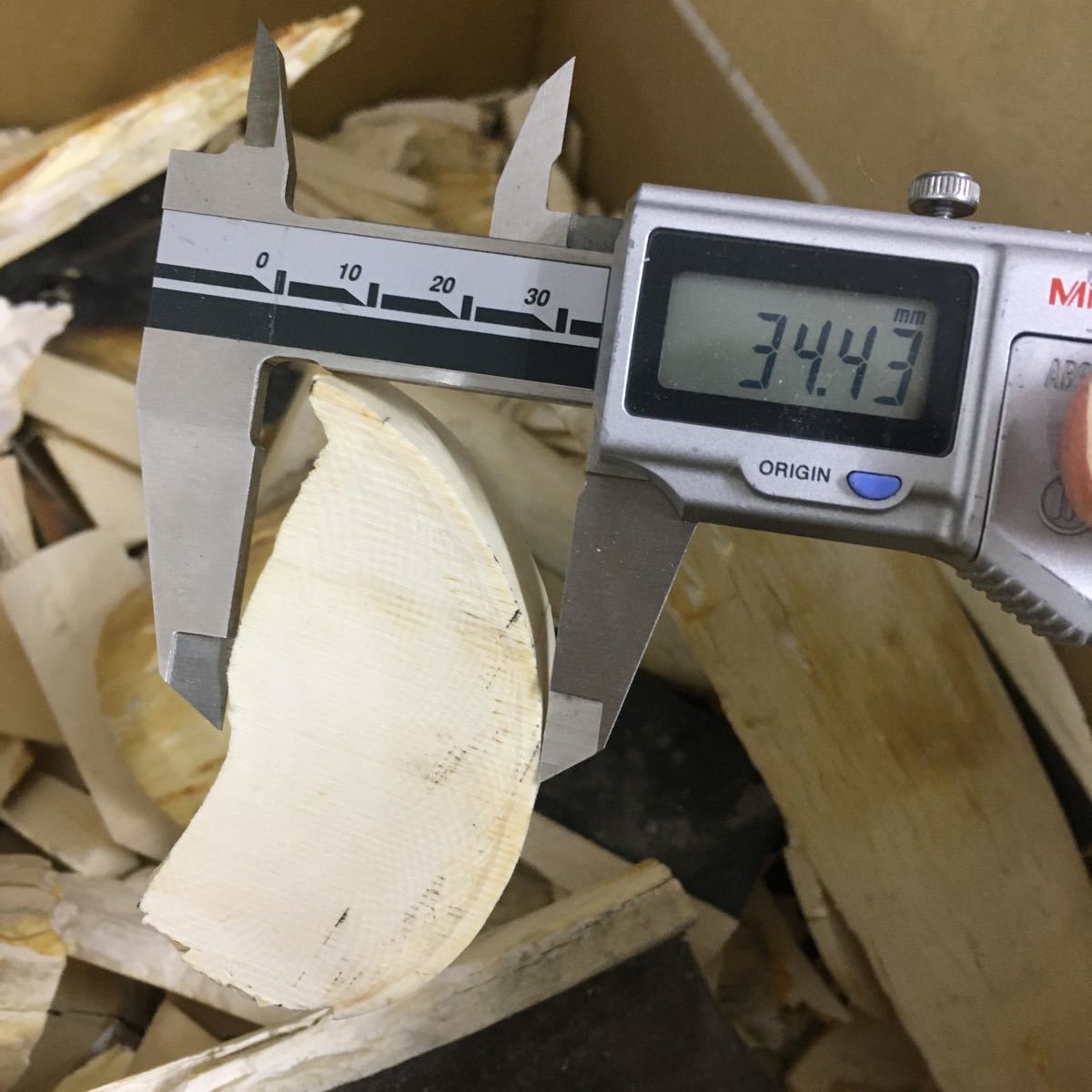 象牙風　象牙色　　柄　素材　　　　　　　送料無料【5キロ以上】　まとめ《ha_5k》 時代物 EF555 木彫「恵比寿大黒天像」一対 一角獣・根付・輪切り・スパイラル・イッカク・鯨・提げ物 ウニコール D4FFD8
