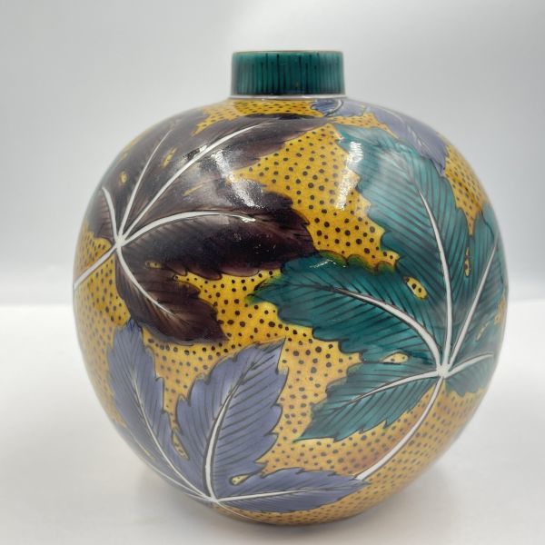 H131 U8 4785 吉田屋 八手 小壺 三代 三ツ井為吉 九谷焼 花瓶 フラワーベース もみじ柄 紅葉 共箱付き 花器 壷 売買されたオークション情報 Yahooの商品情報をアーカイブ公開 オークファン Aucfan Com