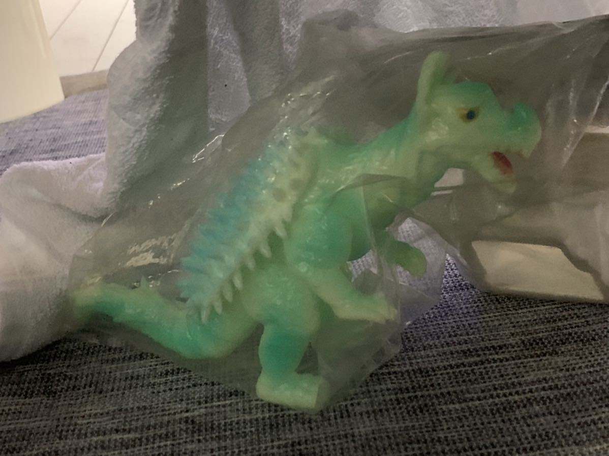 アンギラス 蓄光 大阪城付き 未開封 ソフビ マーミット 世紀の大怪獣