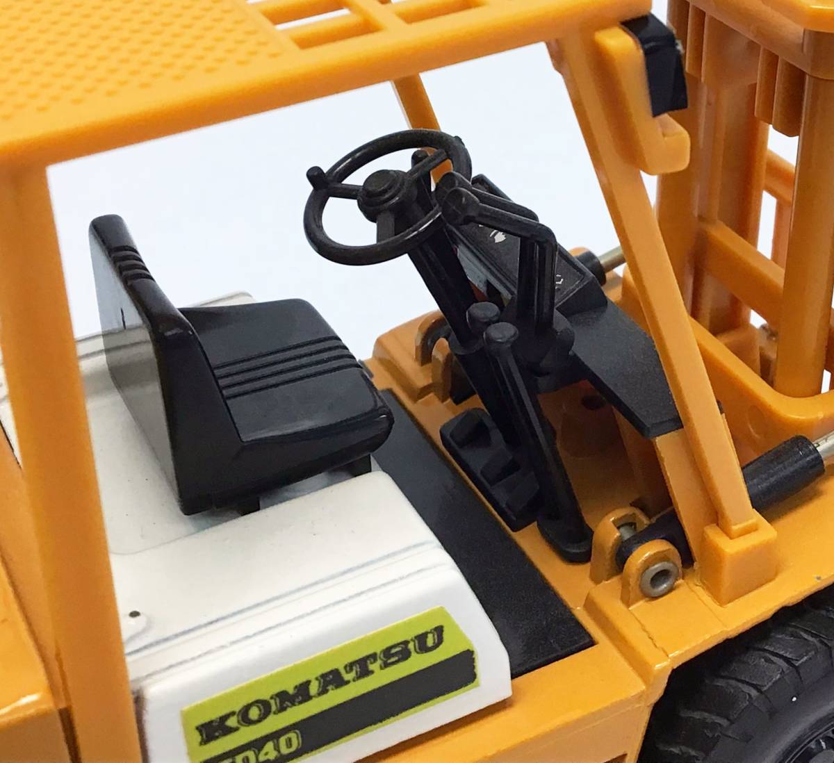 シンセイ KOMATSU コマツ FD40 フォークリフト SCALE1/25 模型・プラモデル KOMATSU FD40 フォークリフト 1/25